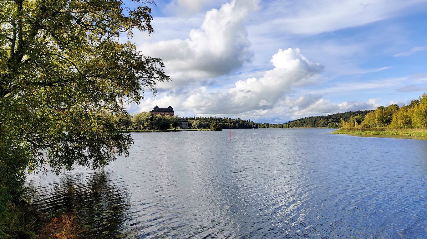 Häme-castle is clearly visible in the distance, across Linnansalmi