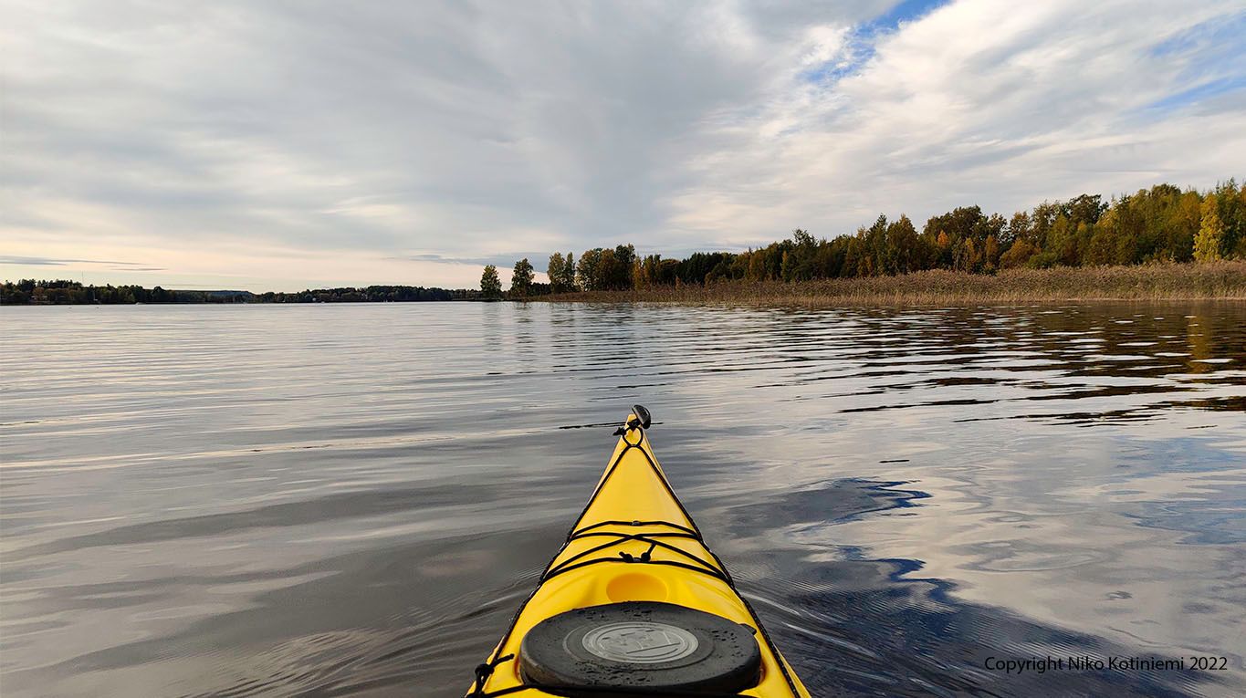Paddling towards Ellilä, keeping quite close to the shore