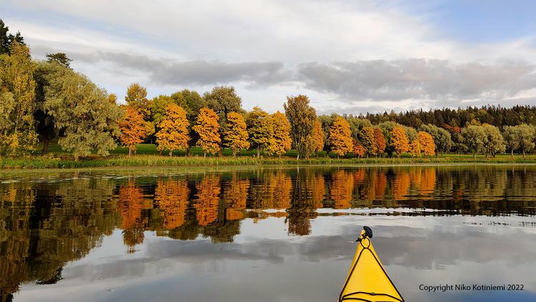 A little Sunday Kayaking trip, with a hint of early autumn colors